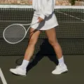 Ensemble jupe de tennis athlétique blanche pour femme avec sweat à manches longues et baskets. - S / Bas / Blanc