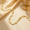 Gros plan de chaine maille cœur dores, bijou mode minimaliste pour femmes, elegante presentation. - Collier à Maillons Cœur (x1312) / Or