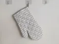 Simple modern checkered cotton oven mitt for kitchen baking, heat insulation and cooking. - 30x19cm / Khaki