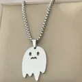 Primo piano di una collana con ciondolo fantasma carino e catena per regalo quotidiano. - Catena Maglione Fantasma