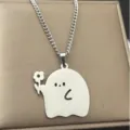 Vista dettagliata del ciondolo collana piccolo fantasma carino, catena d'argento. - Cartone Animato Fiore