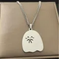 Collana con ciondolo piccolo fantasma carino vista dettaglio, catena argento per regali. - Polpetta Cartoon