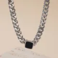 Rostfreie Edelstahl grobe Kette Halskette mit modernem schwarzem quadratischem Anhänger Detail. - Halskette mit schwarzem quadratischem Anhänger / Stahlfarben