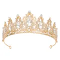 Dettaglio di corona dorata elegante con strass scintillanti per acconciature da sposa. - Oro + Strass Bianco