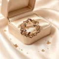 Splendido dettaglio di una spilla vintage a corona di fiori con strass scintillanti. - Stile Corona Floreale 3D (款3)