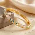 Joli bracelet jonc fleur émaillé doré vintage avec des strass étincelants pour femmes. - Blanc+Bleu