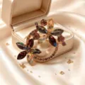 Primo piano dettaglio spilla fiore cristallo vintage, gioiello in lega con strass luminosi. - Stile Doppia Fiori Intrecciata (款4)
