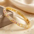 Bracciale rigido con cerniera a fiori smaltati vintage chic e strass cristalli luminosi. - Bianco + Fucsia