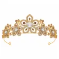 Close-up detail van de gouden bloemen tiara versierd met sprankelende strass steentjes. - Goud met Koffie Strass