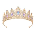 Detailansicht einer atemberaubenden goldenen Braut-Tiara mit bunten Strasssteinen. - Gold + Mondschein Lila Strass