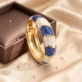 Primo piano dettagliato del bracciale rigido apribile smaltato blu e bianco rétro. - Blu + Bianco