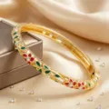 Gros-plan du bracelet manchette à fleurs émaillées style vintage avec strass scintillants. - Rouge+Vert