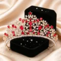 Squisito dettaglio di tiara da sposa in stile barocco con cristalli rossi e strass brillanti. - Oro KC + Strass Rosso
