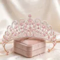 Dettaglio della lussuosa tiara da principessa in oro rosa con cristalli rosa e strass lucidi. - Oro KC + Strass Rosa