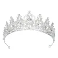 Nahaufnahme Detail der silbernen europäischen Braut Strass Tiara Krone für Hochzeit Abendkleid. - Silber + Weiße Strass
