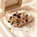 Primo piano sui dettagli della bellissima spilla floreale vintage in cristallo strass. - Stile a Forma di Girasole (款8)