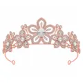 Detail van bruidstiara in roségoud met sprankelende strass-steentjes en bloemdesign. - Roségoud met Witte Strass