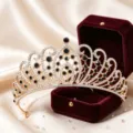 Corona tiara dorata con strass neri e trasparenti per accessori per capelli da sposa. - Oro KC + Strass Nero