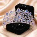 Kristalltiara Detail mit funkelnden bunten Strasssteinen auf einer schwarzen Samtbox. - High-End-Kronen-Kopfschmuck (H-332) / Stil 1 Bunt