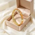 Bracciale rigido dorato vintage con smalto floreale arancione e strass brillanti eleganti. - Arancione