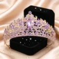 Nahaufnahme einer Luxus Gold Krone mit lila Kristallen auf schwarzer Samtbox für Hochzeit. - High-End-Kronen-Kopfschmuck (H-332) / Stil 2 Violetter Kristall