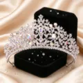 Dettaglio in primo piano della lussuosa tiara nuziale con corona di strass in cristallo. - Argento + Strass AB