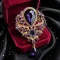 Dettaglio della spilla in cristallo vintage con strass viola e finitura in lega dorata. - Stile 1-Oro KC (Strass Viola)