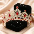 Nahaufnahme Detail der goldenen Braut Krone mit roten und weißen Kristall Strasssteinen. - High-End-Kronen-Kopfschmuck (H-332) / Stil 3 Roter Kristall