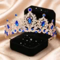 Nahaufnahme einer goldenen Brauttiara mit funkelnden blauen und klaren Kristallen. - High-End-Kronen-Kopfschmuck (H-332) / Stil 3 Blauer Kristall