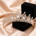 Dettaglio squisito di tiara a corona da sposa in cristallo con strass scintillanti per matrimoni. - Oro KC + Strass Bianco