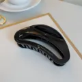 Große schwarze Mondsichel Haarklammer, hohles Design, glänzende Acetat Haarspange für Damen. - Schwarz