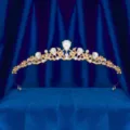 Detailopname van gouden strass tiara met bladeren op blauwe display voor bruidslook. - H-075 Goud & wit
