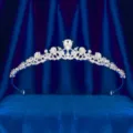 Close-up van kristalen bruidstiara kroon, zilveren strass haaraccessoire detail. - H-075 Zilver & wit
