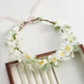 Cerchietto corona di fiori da sposa fiori bianchi foglie verdi dettaglio per servizio fotografico. - Bianco
