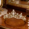 Squisita tiara dorata vintage con strass brillanti, perfetta per spose e feste speciali. - Oro + Strass Bianco