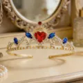 Prachtige gouden strass tiara met rood hart kristal voor feestelijke kinderkleding. - H-118 Goud, rood & blauw