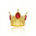 Primo piano dettagliato di un mini topper per torta a corona in lega dorata con strass rossi. - Oro con strass rossi