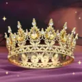 Barocke goldene Krone Detailansicht mit funkelnden gelben Tropfenstrasssteinen und Kristallen. - Gold + Bernsteinfarbener Strass