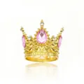 Primo piano dettagliato di una corona dorata scintillante con gemme rosa a goccia per decoro. - Oro + Strass Rosa