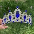Nahaufnahme Detail der funkelnden silbernen Tiara Krone mit wunderschönen blauen Strasssteinen. - Silber mit Königsblau