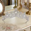 Zilveren strass tiara bruidskroon detailopname met schitterende fonkelende kristallen. - H-154 zilverwit