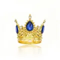 Corona in lega d'oro con pietre preziose blu a goccia e strass, scatto di dettaglio per torta. - Oro + Zirconia Blu Reale