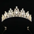 Primo piano dettagliato della corona in strass dorati, perfetta per feste e spettacoli infantili. - Oro + Strass Bianco