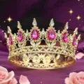 Barock Gold Krone Detail mit glitzernden rosa Tropfenkristallen und eleganten Blattmotiven. - Gold mit Rosarotem Stein