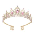 Dettaglio della tiara in strass dorato con cristalli rosa scintillanti e pettini. - Oro + Strass Rosa