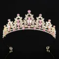Primo piano dettagliato della tiara della corona da principessa dorata con cristalli rosa. - Oro + Strass Rosa