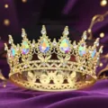 Primo piano di una lussuosa tiara corona barocca dorata con brillanti cristalli colorati. - Oro con strass AB