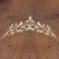 Dettaglio in primo piano di una corona da principessa dorata con cristalli rosa brillanti. - Oro con strass rosa