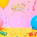 Primo piano dettagliato del cerchietto con corona di strass dorati Birthday GIRL, ideale per feste. - Stile Calice da Vino / Oro