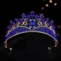 Nahaufnahme Detail der luxuriösen goldenen Braut Tiara mit funkelnden blauen Steinen. - Gold + Blauer Strass